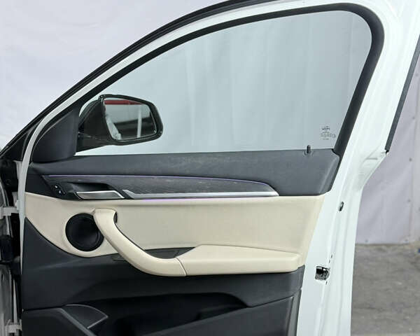 Белый БМВ X2, объемом двигателя 2 л и пробегом 56 тыс. км за 22900 $, фото 42 на Automoto.ua