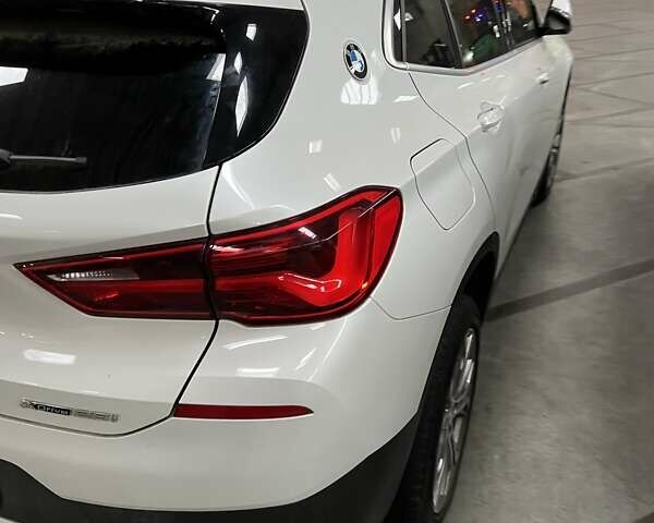 Белый БМВ X2, объемом двигателя 2 л и пробегом 70 тыс. км за 17000 $, фото 16 на Automoto.ua