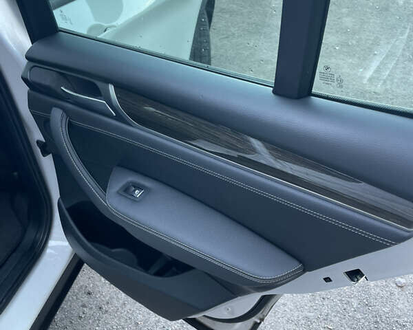 Белый БМВ Х3, объемом двигателя 2 л и пробегом 134 тыс. км за 15100 $, фото 26 на Automoto.ua