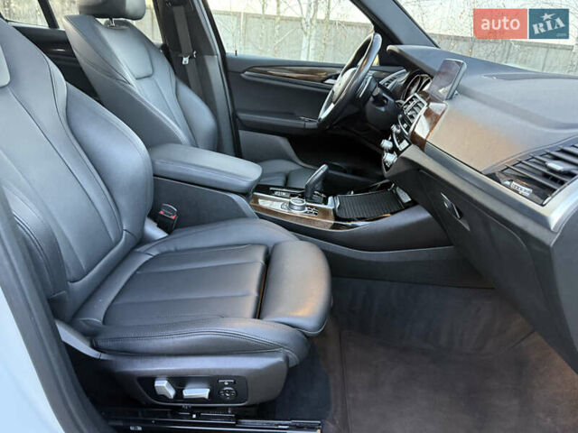 Белый БМВ Х3, объемом двигателя 2 л и пробегом 178 тыс. км за 21999 $, фото 9 на Automoto.ua