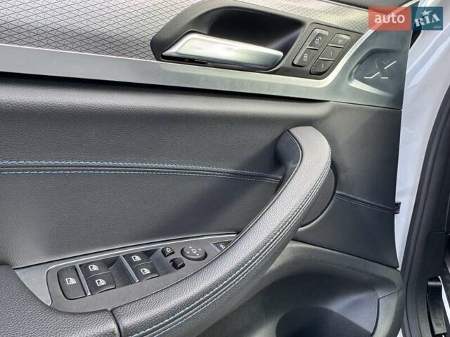 Білий БМВ Х3, об'ємом двигуна 2 л та пробігом 54 тис. км за 42999 $, фото 16 на Automoto.ua