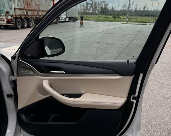 Білий БМВ Х3, об'ємом двигуна 2 л та пробігом 15 тис. км за 46800 $, фото 24 на Automoto.ua