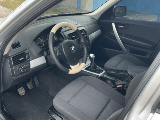 Серый БМВ Х3, объемом двигателя 2 л и пробегом 300 тыс. км за 4500 $, фото 5 на Automoto.ua