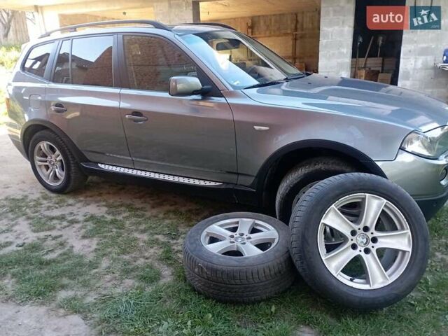Серый БМВ Х3, объемом двигателя 2 л и пробегом 300 тыс. км за 10000 $, фото 1 на Automoto.ua