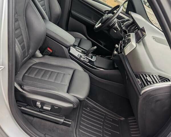 Серый БМВ Х3, объемом двигателя 2 л и пробегом 18 тыс. км за 28500 $, фото 45 на Automoto.ua