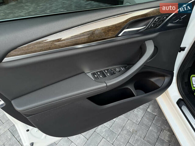Белый БМВ Х4, объемом двигателя 2 л и пробегом 50 тыс. км за 39900 $, фото 35 на Automoto.ua