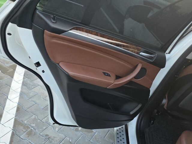 Белый БМВ Х5 М, объемом двигателя 3 л и пробегом 176 тыс. км за 15500 $, фото 14 на Automoto.ua