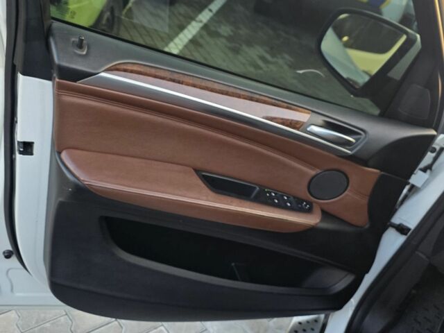 Белый БМВ Х5 М, объемом двигателя 3 л и пробегом 176 тыс. км за 15500 $, фото 10 на Automoto.ua