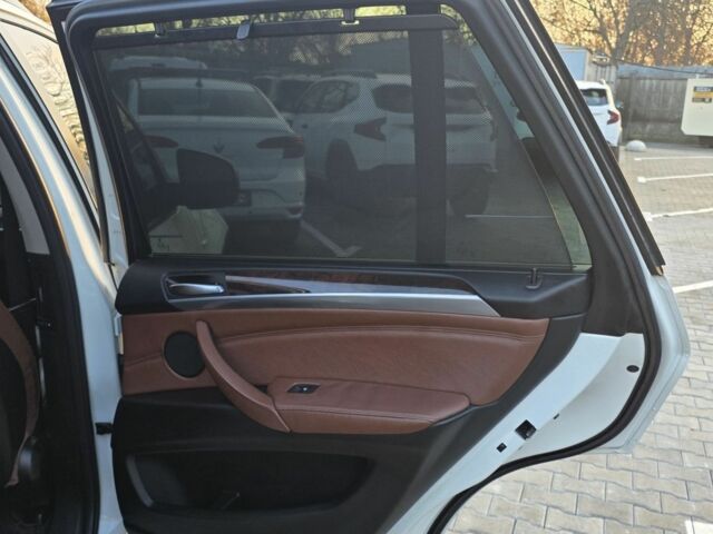 Белый БМВ Х5 М, объемом двигателя 3 л и пробегом 176 тыс. км за 15500 $, фото 13 на Automoto.ua