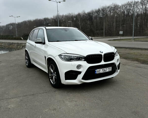 Белый БМВ Х5 М, объемом двигателя 3 л и пробегом 207 тыс. км за 31000 $, фото 2 на Automoto.ua