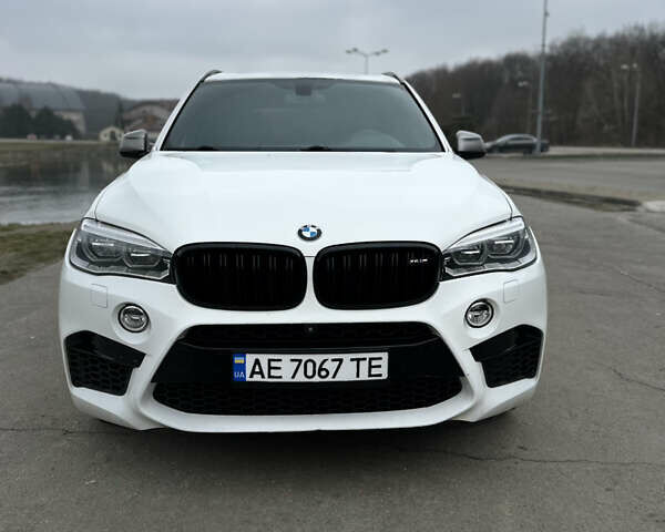 Белый БМВ Х5 М, объемом двигателя 3 л и пробегом 207 тыс. км за 29000 $, фото 1 на Automoto.ua
