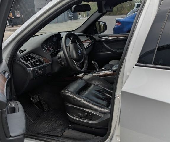 Серый БМВ Х5 М, объемом двигателя 3 л и пробегом 310 тыс. км за 14100 $, фото 1 на Automoto.ua