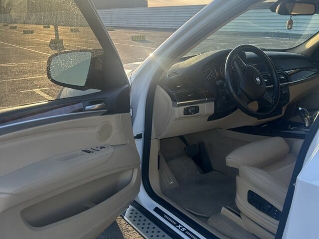 Белый БМВ Х5, объемом двигателя 3 л и пробегом 210 тыс. км за 14400 $, фото 16 на Automoto.ua