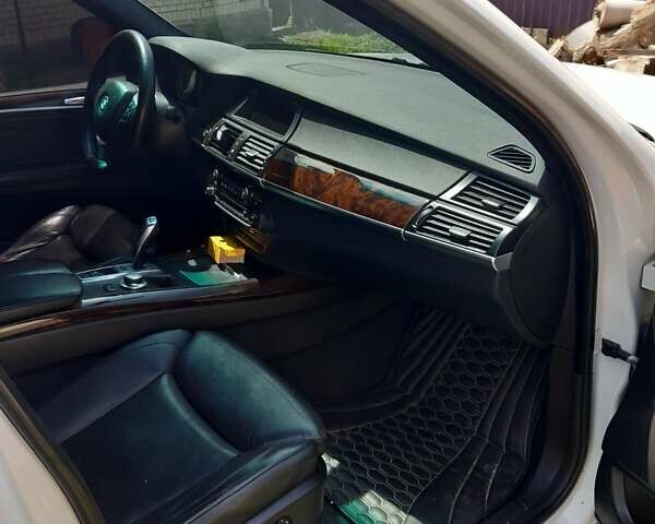 Белый БМВ Х5, объемом двигателя 4.8 л и пробегом 360 тыс. км за 7500 $, фото 1 на Automoto.ua