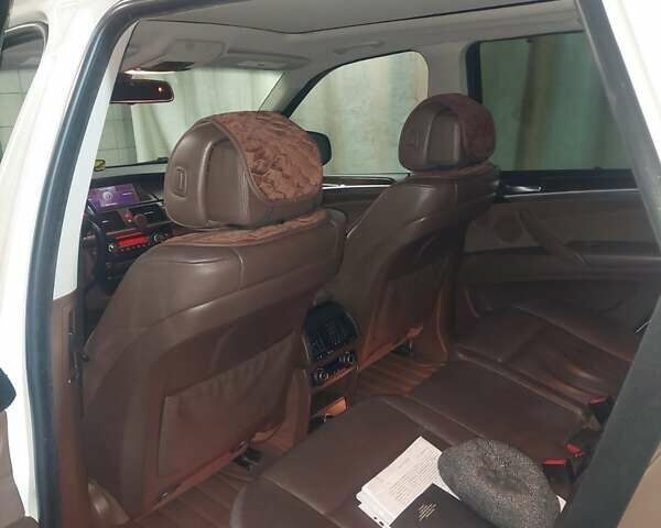Белый БМВ Х5, объемом двигателя 3 л и пробегом 328 тыс. км за 12500 $, фото 44 на Automoto.ua
