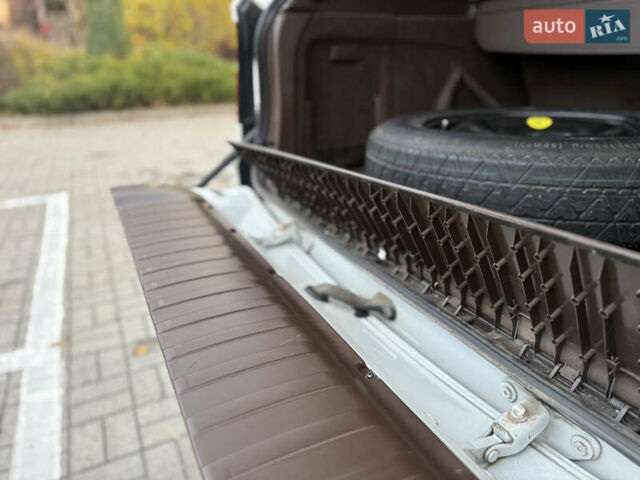 Белый БМВ Х5, объемом двигателя 3 л и пробегом 285 тыс. км за 10800 $, фото 14 на Automoto.ua