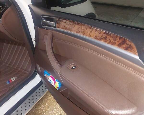 Белый БМВ Х5, объемом двигателя 3 л и пробегом 328 тыс. км за 12500 $, фото 23 на Automoto.ua