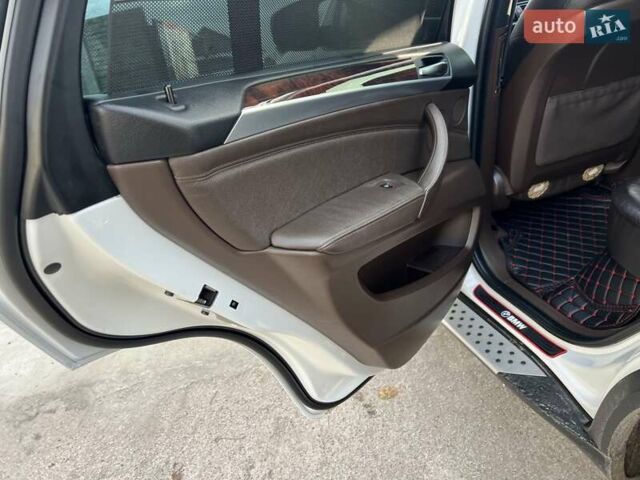 Белый БМВ Х5, объемом двигателя 4.8 л и пробегом 190 тыс. км за 9999 $, фото 4 на Automoto.ua