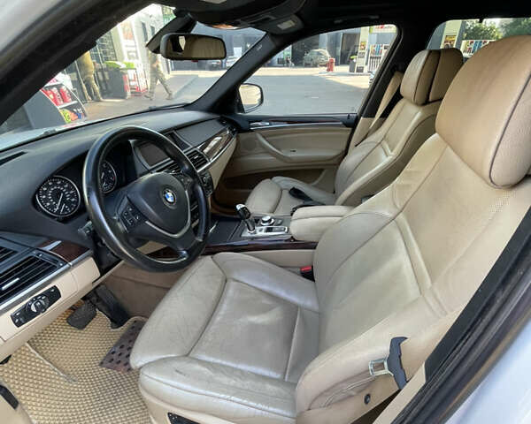 Білий БМВ Х5, об'ємом двигуна 4.8 л та пробігом 180 тис. км за 11499 $, фото 5 на Automoto.ua
