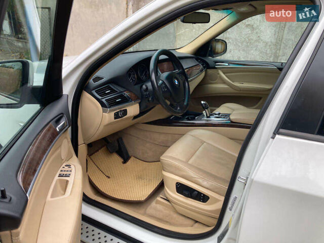 Белый БМВ Х5, объемом двигателя 3 л и пробегом 315 тыс. км за 12800 $, фото 13 на Automoto.ua