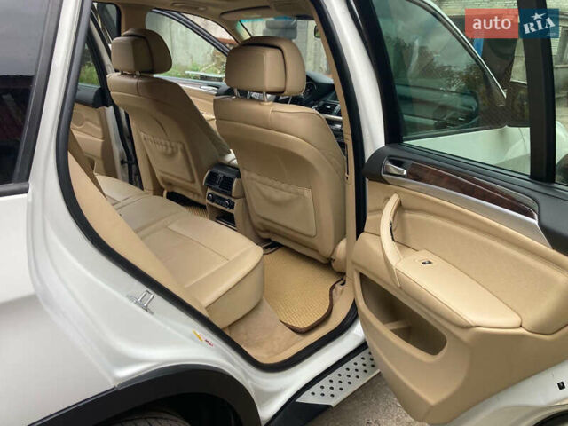 Белый БМВ Х5, объемом двигателя 3 л и пробегом 315 тыс. км за 12800 $, фото 15 на Automoto.ua