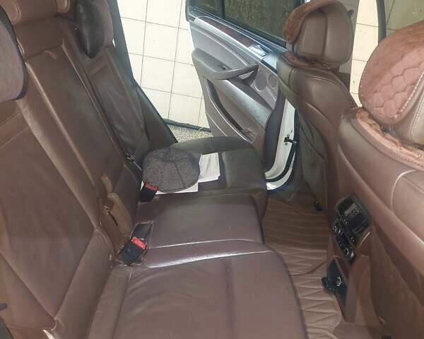 Белый БМВ Х5, объемом двигателя 3 л и пробегом 328 тыс. км за 12500 $, фото 20 на Automoto.ua