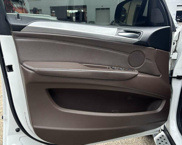 Белый БМВ Х5, объемом двигателя 2.99 л и пробегом 314 тыс. км за 14300 $, фото 51 на Automoto.ua