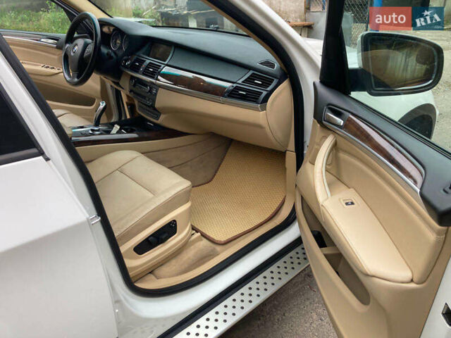 Белый БМВ Х5, объемом двигателя 3 л и пробегом 315 тыс. км за 12800 $, фото 20 на Automoto.ua