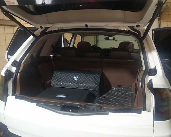 Белый БМВ Х5, объемом двигателя 3 л и пробегом 328 тыс. км за 12500 $, фото 21 на Automoto.ua