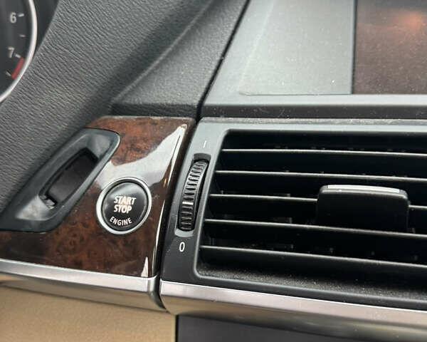 Белый БМВ Х5, объемом двигателя 3 л и пробегом 336 тыс. км за 9500 $, фото 16 на Automoto.ua