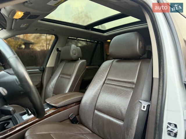 Белый БМВ Х5, объемом двигателя 3 л и пробегом 285 тыс. км за 10800 $, фото 10 на Automoto.ua