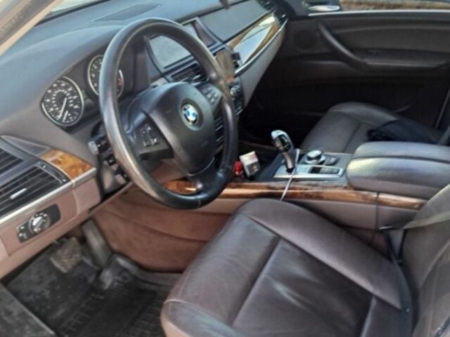 Белый БМВ Х5, объемом двигателя 3 л и пробегом 320 тыс. км за 10000 $, фото 5 на Automoto.ua