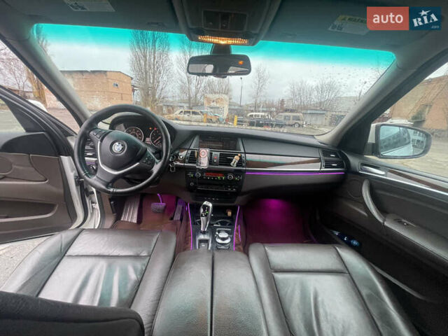 Белый БМВ Х5, объемом двигателя 3 л и пробегом 203 тыс. км за 9500 $, фото 2 на Automoto.ua