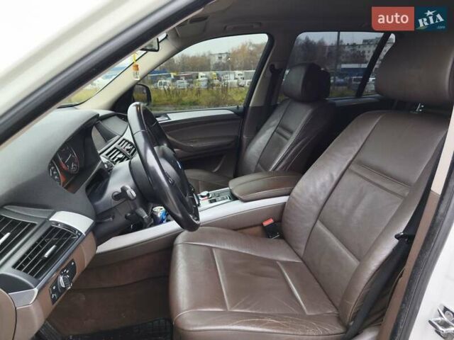 Белый БМВ Х5, объемом двигателя 3 л и пробегом 314 тыс. км за 14699 $, фото 26 на Automoto.ua