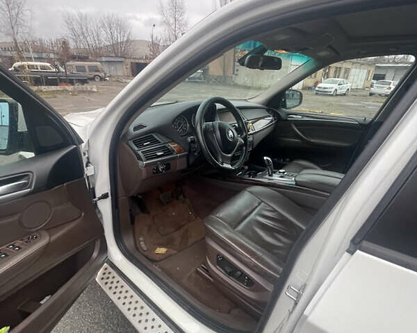 Белый БМВ Х5, объемом двигателя 3 л и пробегом 203 тыс. км за 9500 $, фото 3 на Automoto.ua