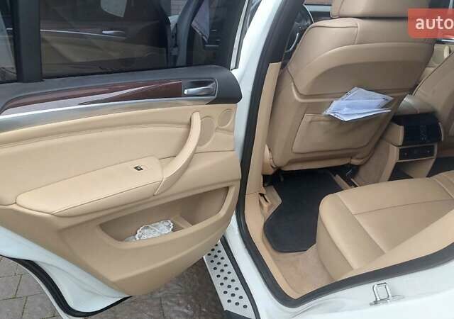 Белый БМВ Х5, объемом двигателя 3 л и пробегом 264 тыс. км за 15000 $, фото 3 на Automoto.ua