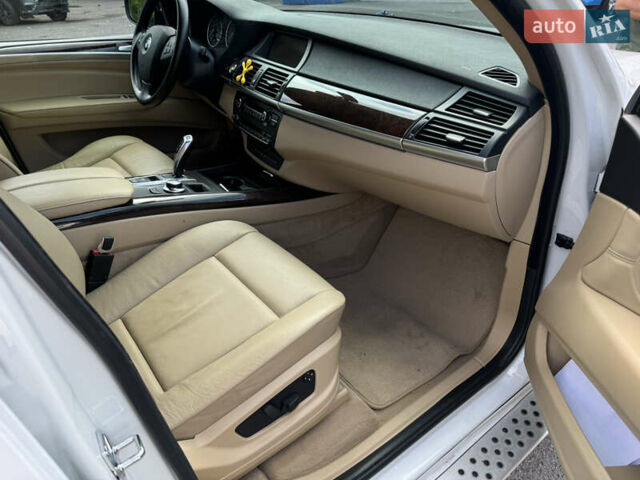 Белый БМВ Х5, объемом двигателя 2.99 л и пробегом 195 тыс. км за 15500 $, фото 7 на Automoto.ua