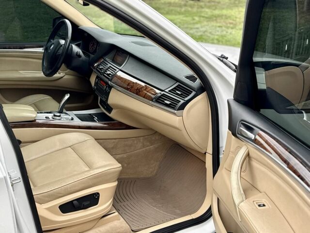 Белый БМВ Х5, объемом двигателя 3 л и пробегом 251 тыс. км за 13800 $, фото 12 на Automoto.ua