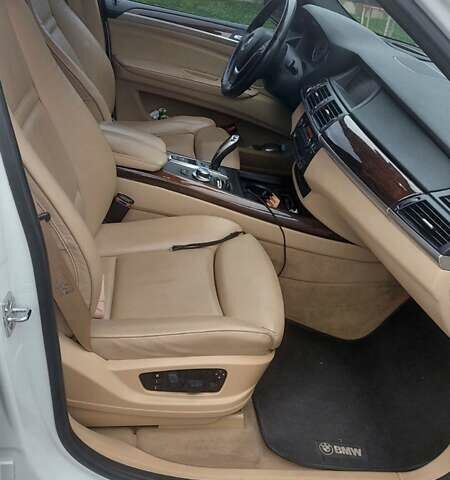 Белый БМВ Х5, объемом двигателя 3 л и пробегом 264 тыс. км за 15000 $, фото 1 на Automoto.ua