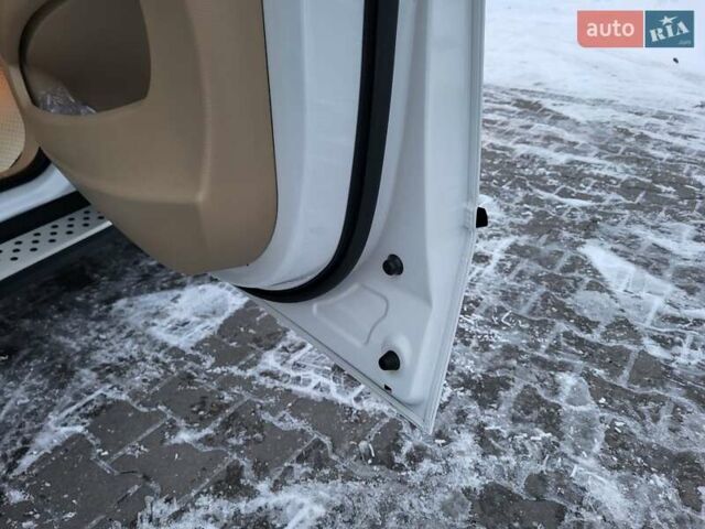 Белый БМВ Х5, объемом двигателя 3 л и пробегом 288 тыс. км за 12700 $, фото 78 на Automoto.ua