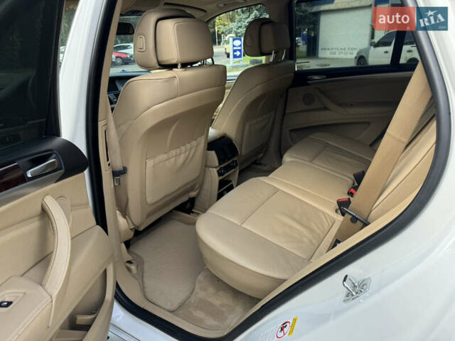 Белый БМВ Х5, объемом двигателя 2.99 л и пробегом 195 тыс. км за 15500 $, фото 9 на Automoto.ua