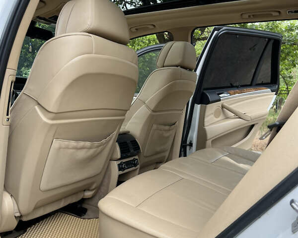 Белый БМВ Х5, объемом двигателя 3 л и пробегом 235 тыс. км за 17500 $, фото 15 на Automoto.ua