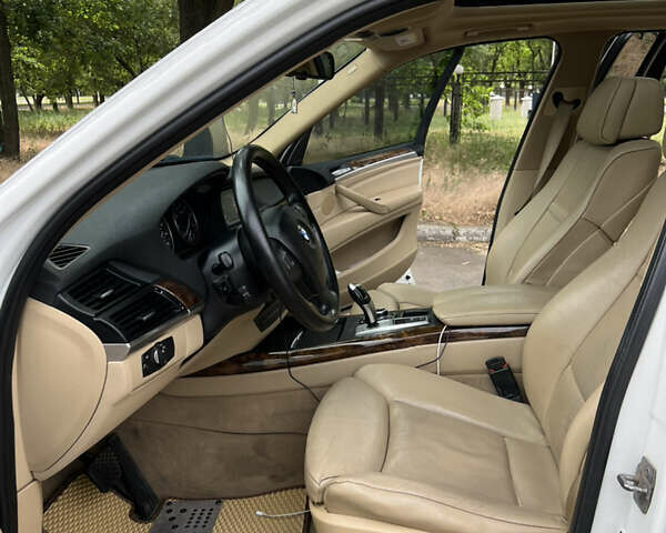 Белый БМВ Х5, объемом двигателя 3 л и пробегом 235 тыс. км за 17500 $, фото 13 на Automoto.ua