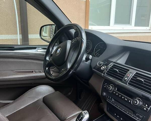 Белый БМВ Х5, объемом двигателя 2.99 л и пробегом 300 тыс. км за 17000 $, фото 1 на Automoto.ua