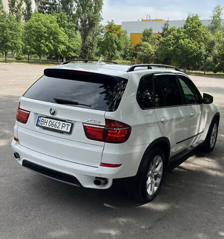 Белый БМВ Х5, объемом двигателя 3 л и пробегом 235 тыс. км за 17500 $, фото 1 на Automoto.ua