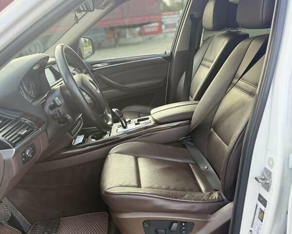 Белый БМВ Х5, объемом двигателя 2.98 л и пробегом 265 тыс. км за 12500 $, фото 17 на Automoto.ua