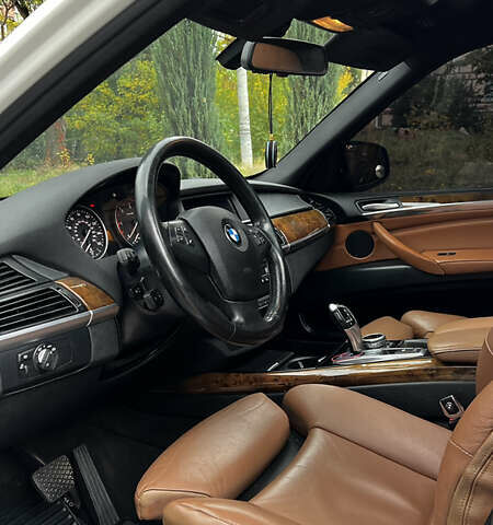 Белый БМВ Х5, объемом двигателя 3 л и пробегом 272 тыс. км за 16500 $, фото 5 на Automoto.ua