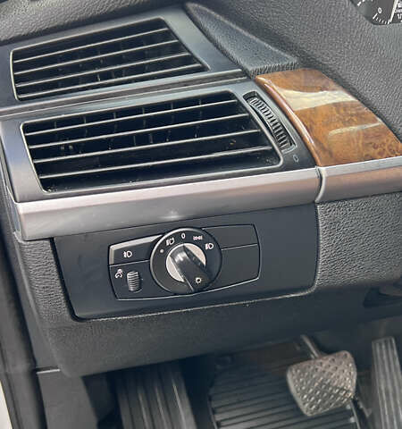 Белый БМВ Х5, объемом двигателя 3 л и пробегом 272 тыс. км за 16500 $, фото 21 на Automoto.ua