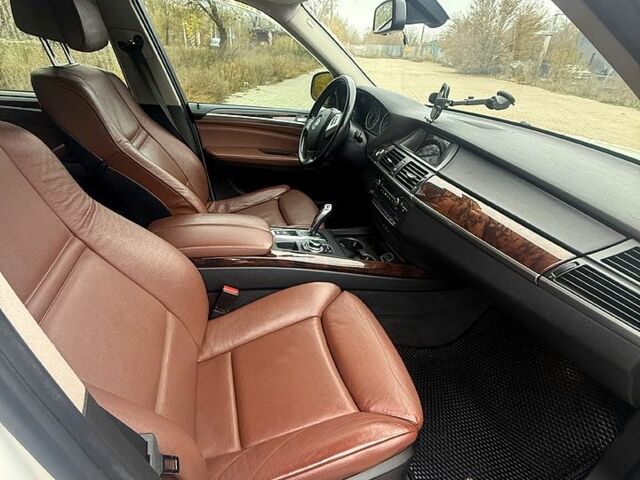 Белый БМВ Х5, объемом двигателя 3 л и пробегом 223 тыс. км за 11500 $, фото 5 на Automoto.ua