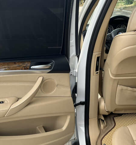 Белый БМВ Х5, объемом двигателя 3 л и пробегом 235 тыс. км за 17500 $, фото 24 на Automoto.ua